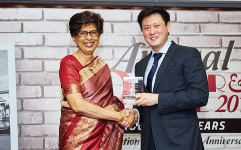 Mrs Arfat Selvam receiving the C C Tan Award from President Mr Thio Shen Yi, SC